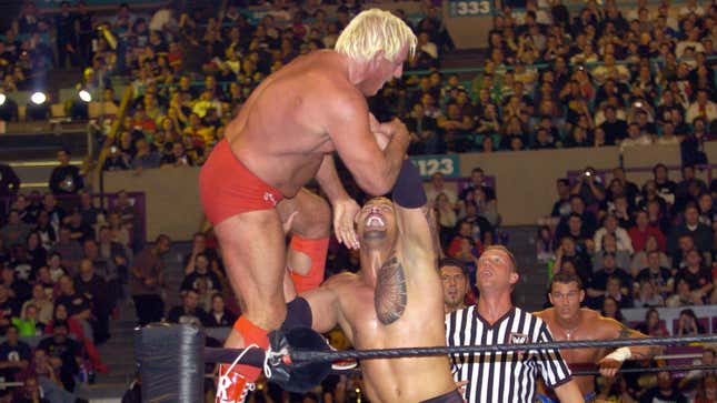 Ric Flair (l.) und The Rock ringen bei Wrestle Mania XX im Madison Square Garden